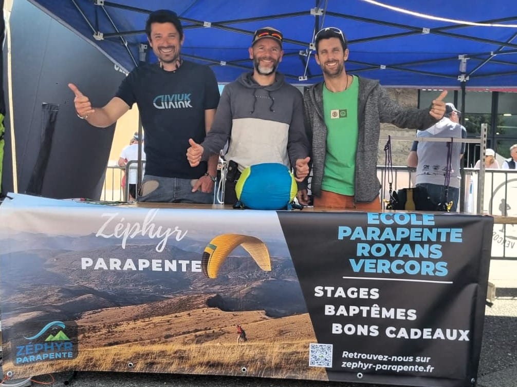 Equipe Zéphyr parapente sur le stand du Trail Royans Vercors